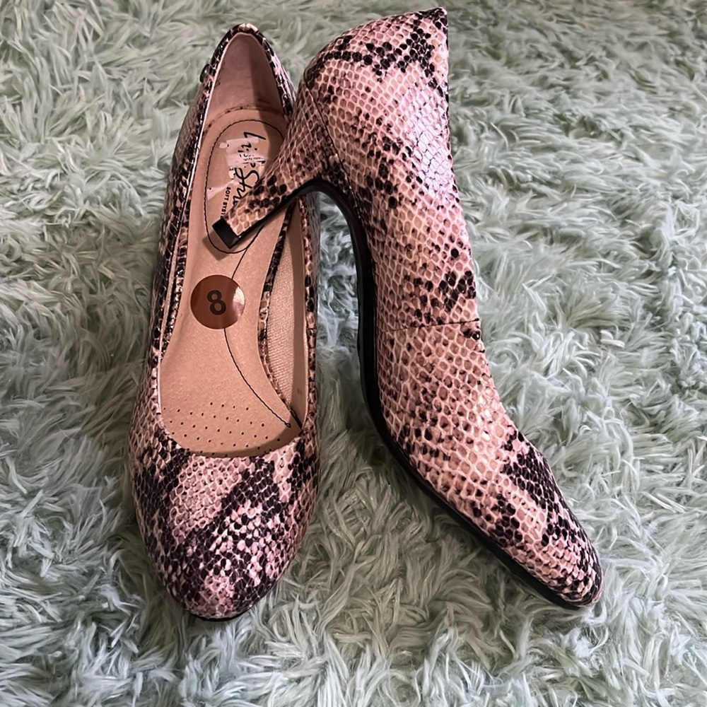 Life stride snake pattern heels 8